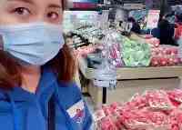 湖北一老婆逛超市想買草莓，被丈夫從購物車奪走：這麼貴你也買？