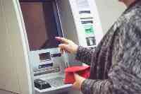 女子取款時ATM機連“吐”4000元，急忙交給警察，真相卻哭笑不得