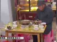 湖北：80歲老人在飯館叫了一桌好菜，每個座位點上烟默默坐著！