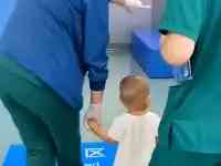 湖南一寶寶主動牽起醫生的手走進手術室，堅強的小背影讓網友心疼