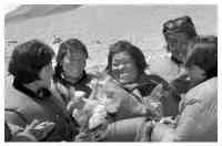還記得世界第一位登頂珠峰的中國女英雄嗎？45年過去，如今怎樣了