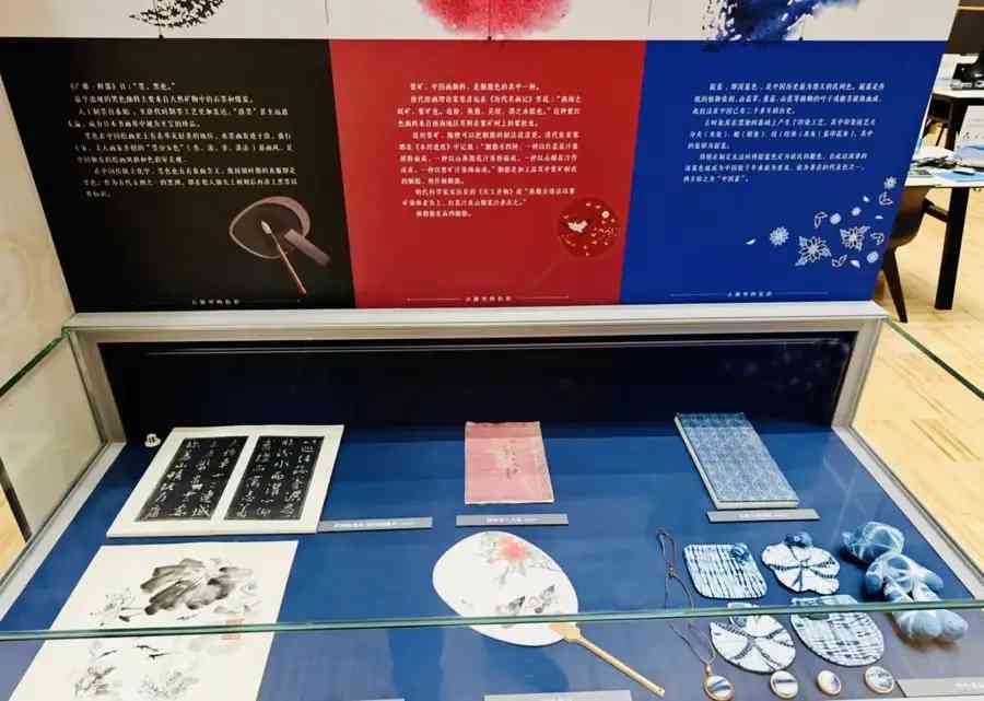 展櫃中古籍與學生美術作品並置。資料圖片.jpeg